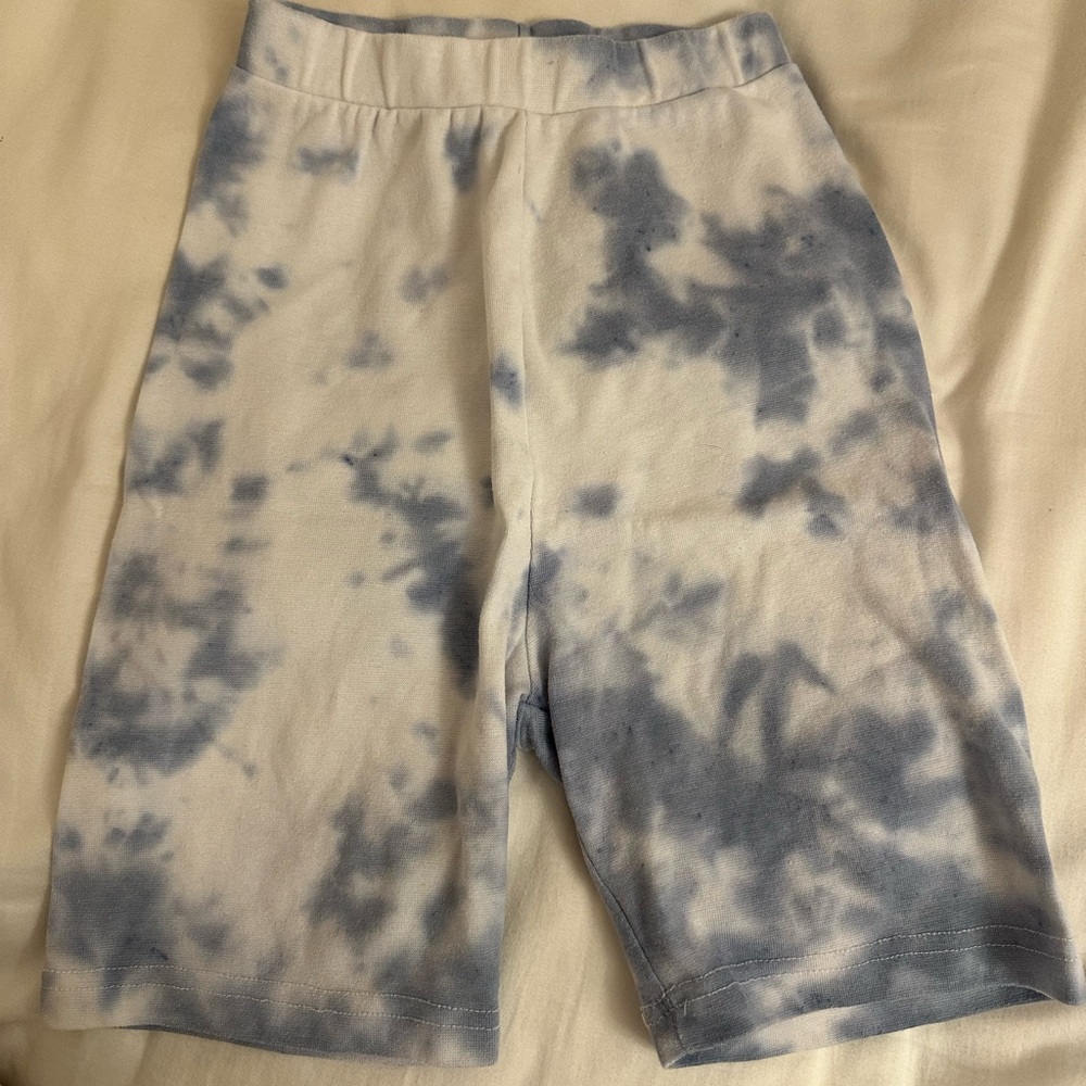 Blue and white tie dye biker shorts 💙